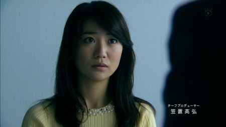 大島優子の横乳ニットセーターキャプ画像